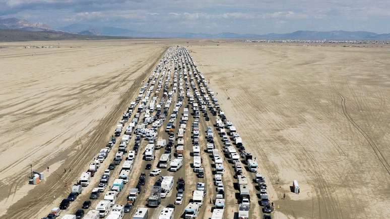 Carros tentando sair do festival Burning Man, nos EUA
