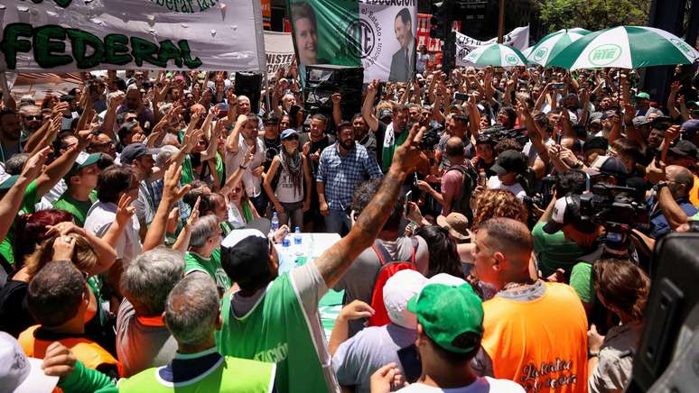 Governo Milei enfrentou protestos após publicação de 'decretaço'