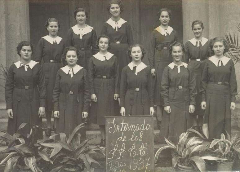 Montealegre em sua fotografia de classe escolar no Chile, em 1937. (Cortesia da Biblioteca do Congresso. Usada com permissão do The Leonard Bernstein Office, Inc.)