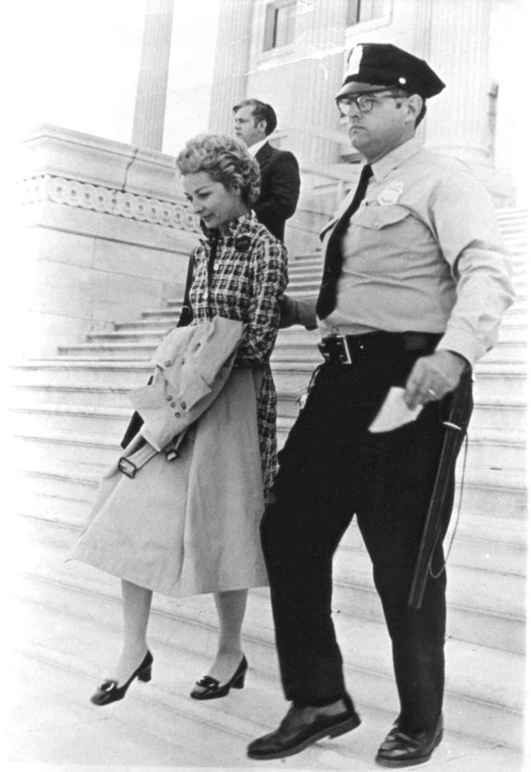 Felicia Montealegre Bernstein após ser presa na escadaria do Capitólio dos Estados Unidos, 1972 (foto de Lorraine Gray)