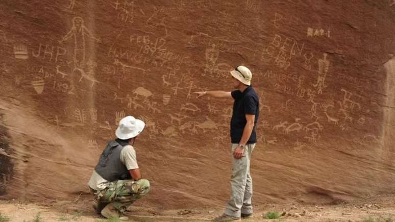 Imagem de pesquisadores com algumas das artes rupestres descobertas