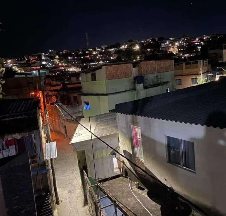 Visão noturna da favela do Terê, em Betim, Região Metropolitana de Minas Gerais, onde o Favela Brasil Xpress entregou mais de 20 mil encomendas