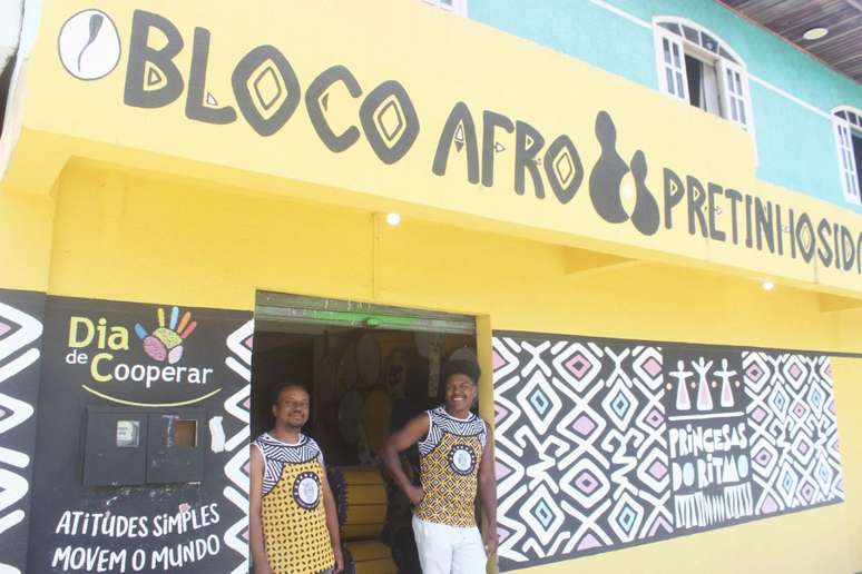 &Agrave; esquerda, Alan Coimbra, diretor do Bloco Afro Pretinhosidade; e Diorlei do Esp&iacute;rito Santo, presidente; ambos na sede do grupo, na Vila Torres, em Curitiba