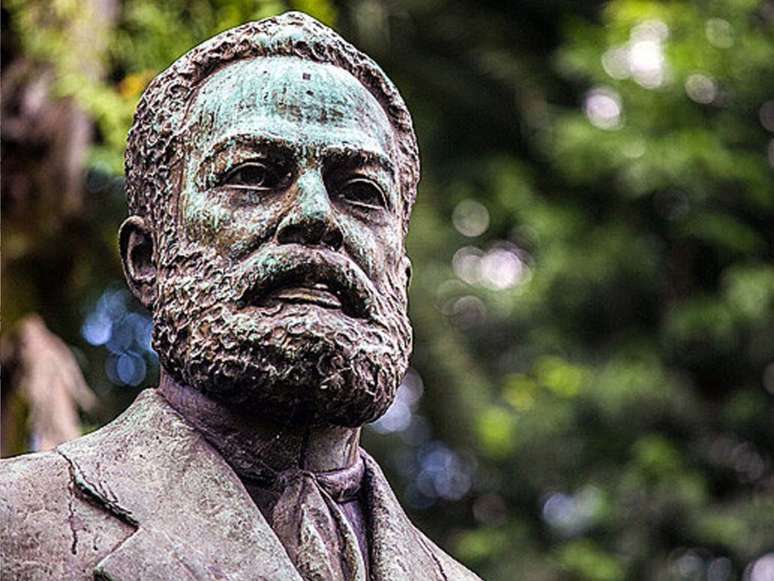 Imagem mostra busto de Luiz Gama, em homenagem em uma praça pública.
