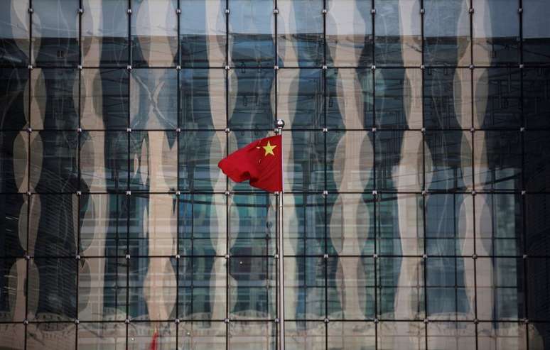Bandeira da China na sede de banco comercial de Pequim.