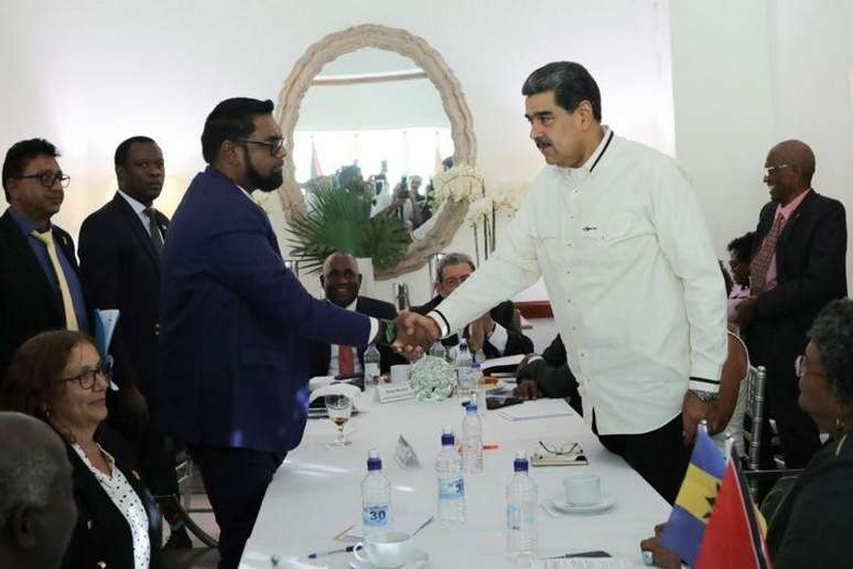 Presidentes da Guiana, Irfaan Ali (&agrave; esquerda), e da Venezuela, Nicol&aacute;s Maduro (&agrave; direita) se encontraram na quinta-feira (14) para discutir crise em torno da regi&atilde;o de Essequibo