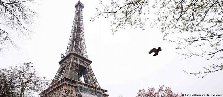 A Torre Eiffel recebe em média 20 mil visitantes por dia nesta época do ano