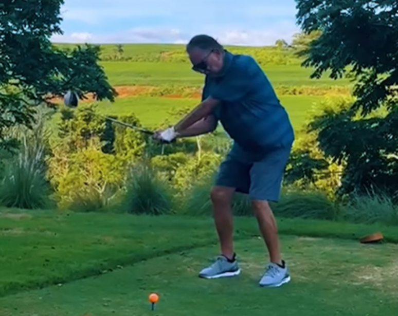 Galvão Bueno dá 'show' de habilidades no golfe com a família