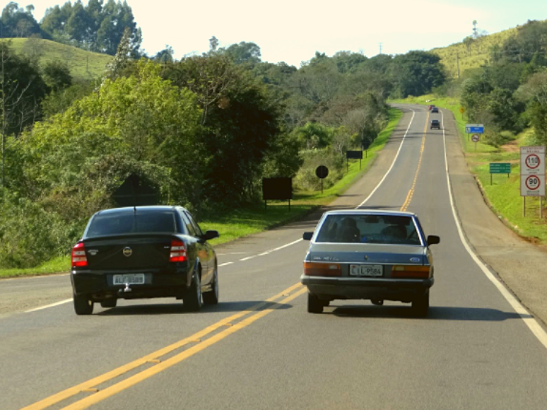 Carro muito lento na estrada pode resultar em multa, bem como a ultrapassagem em faixa contínua