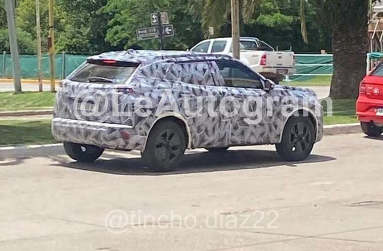Novo Peugeot 2008 2024 flagrado em testes na Argentina