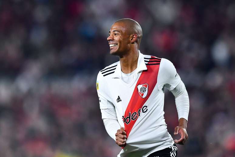 De la Cruz, agora do Flamengo, com a camisa do River Plate (Photo by Marcelo Endelli/Getty Images)