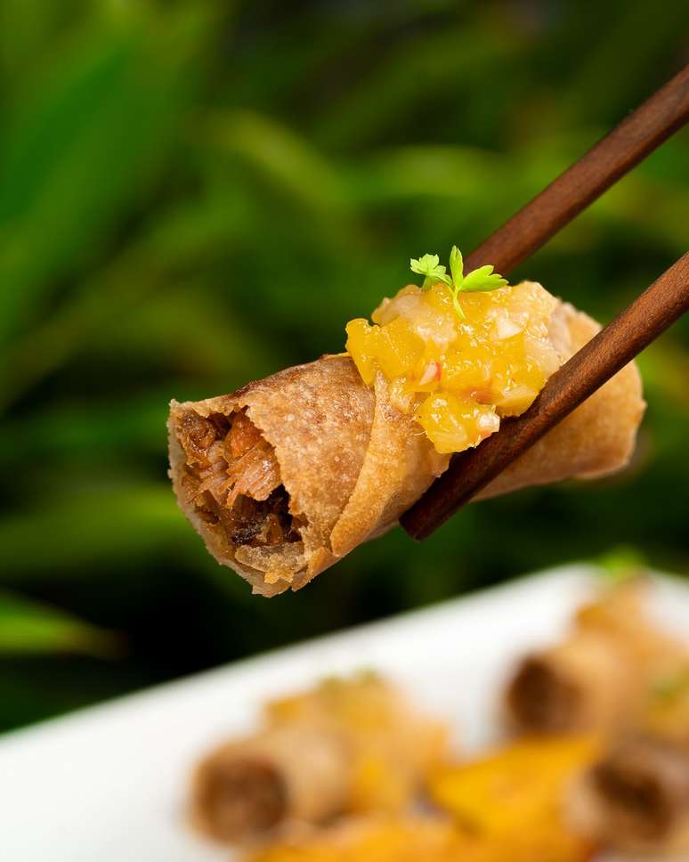 Rolinho de pato com chutney de manga