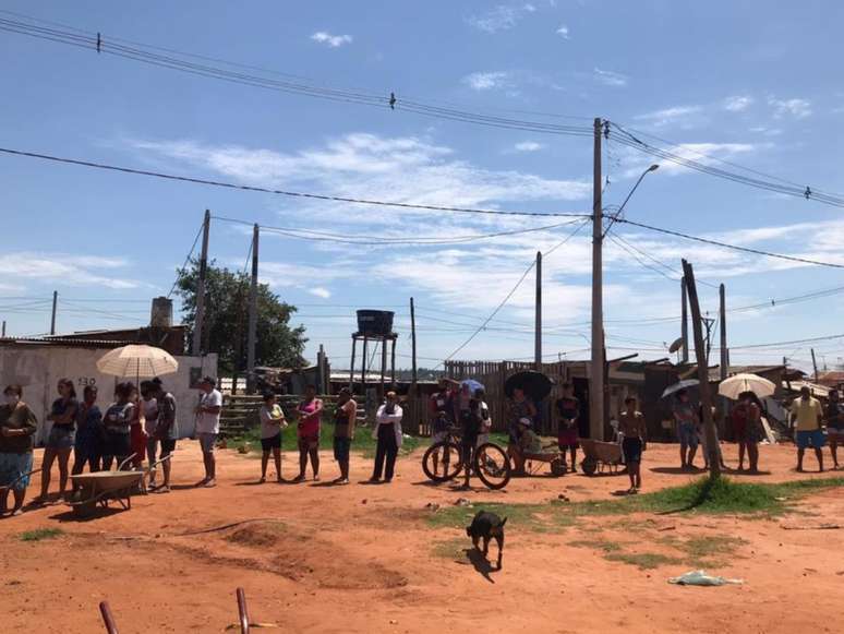 A imagem mostra moradores de um assentamento em Bauru, um dos focos do censo educacional