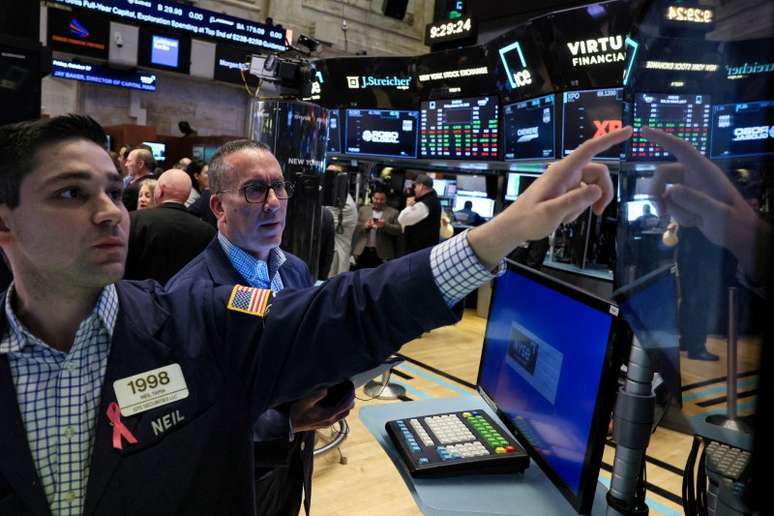 Traders operam na Bolsa de Valores de Nova York
27/10/2023
REUTERS/Brendan McDermid