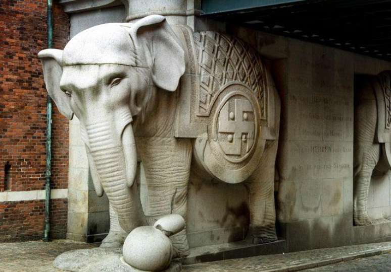 Antes da Segunda Guerra Mundial, su&aacute;stica era usada em marcas comerciais, como na entrada da f&aacute;brica da cervejaria Carlsberg em Copenhague, na Dinamarca