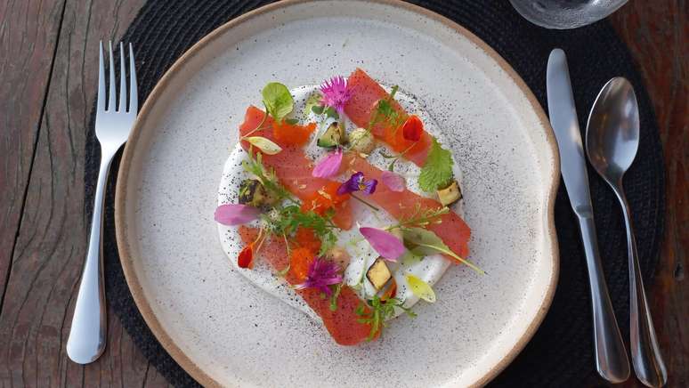 Salm&atilde;o defumado com flores comest&iacute;veis