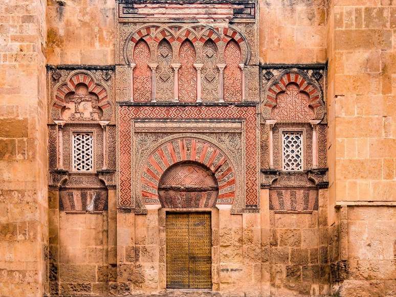 Mesquita-Catedral de C&oacute;rdoba, na Espanha, &eacute; adornada com s&iacute;mbolos elaborados, que incluem su&aacute;stica