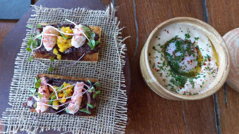 A torrada de brioche com chouri&ccedil;o, camar&atilde;o e tartare de manga. Ao lado, o inesquec&iacute;vel ovo de textura aveludada