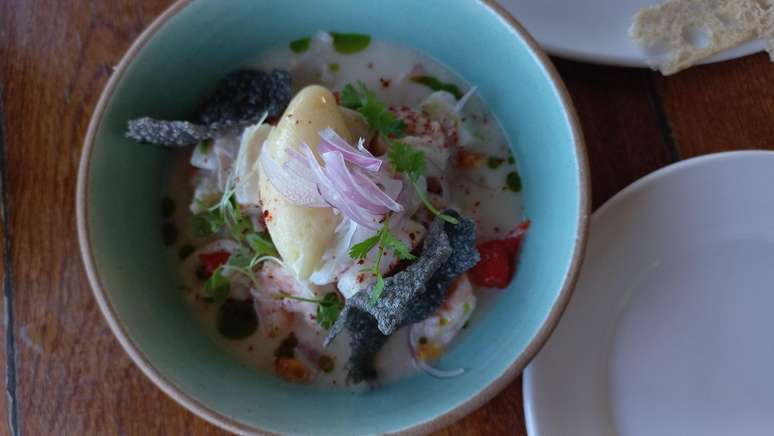 Ceviche com sorvete de pisco sour e caju