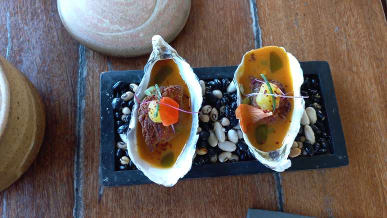 Ostras fritas com caldinho de moqueca e gel de laranja