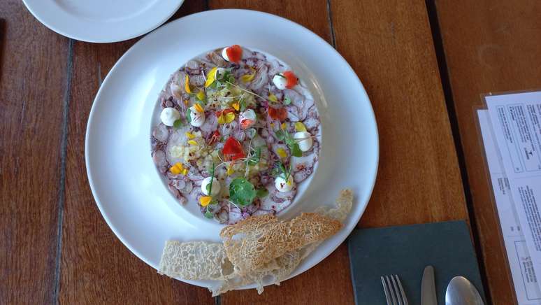 Carpaccio de polvo com aioli, vinagrete de aipo e ma&ccedil;&atilde; verde