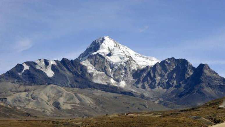 A montanha Chacaltaya vista de Huayna Potosi, Bolívia