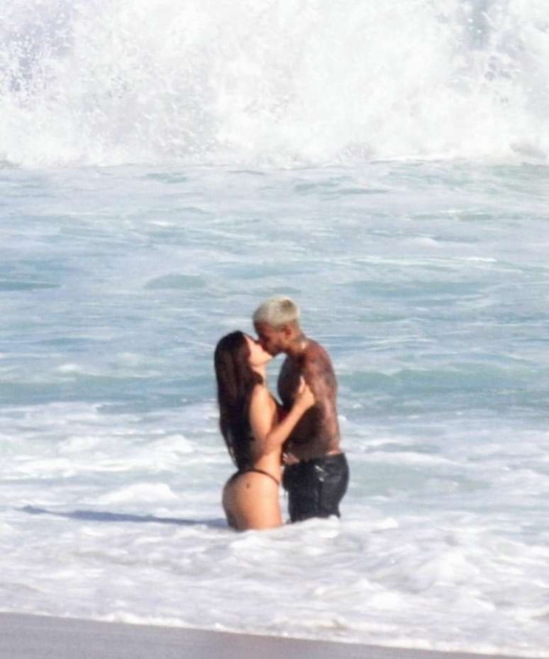 ‘A Fazenda 15’: In love, Nathalia Valente and Yuri Meirelles star in hot scenes on the beach