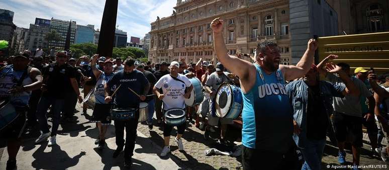 Manifestantes saíram às ruas de Buenos Aires nesta quarta-feira (27/12) para protestar contra os primeiros atos de governo de Javier Milei