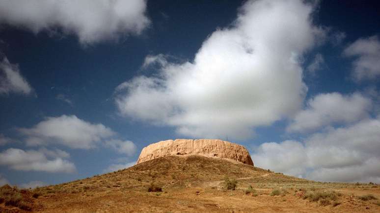 Zoroastristas deixam os corpos dos mortos nas Torres do Silêncio, como esta em Chilpyk, no Uzbequistão