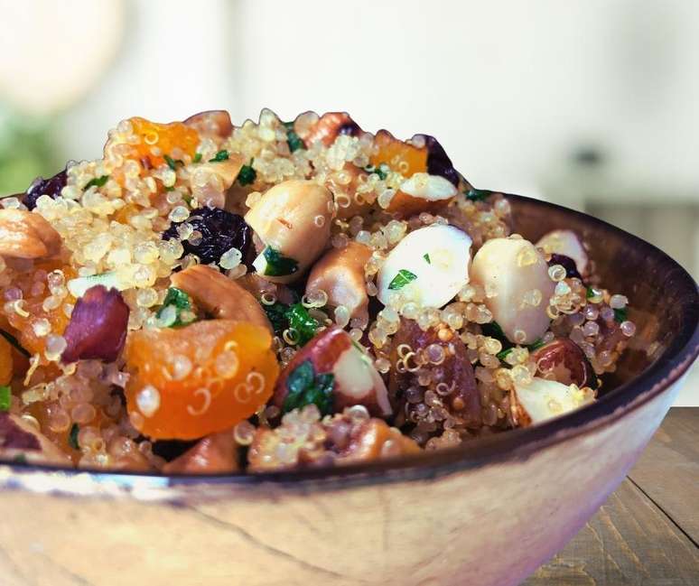 FAROFA DE QUINOA COM FRUTAS SECAS E CASTANHAS