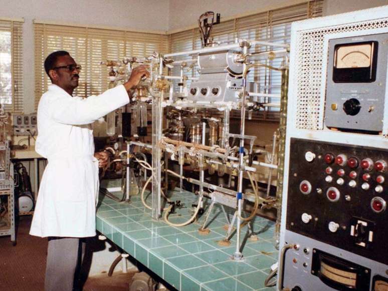 A imagem mostra o historiador africano Cheikh Anta Diop, um homem negro, em um laboratório.