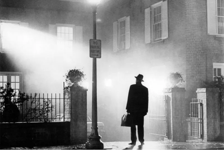 Padre Merrin, interpretado por Max von Sydow, chegando &agrave; casa de Regan