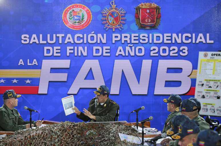 Encontro de Maduro com o alto comando militar foi transmitido pela televisão estatal