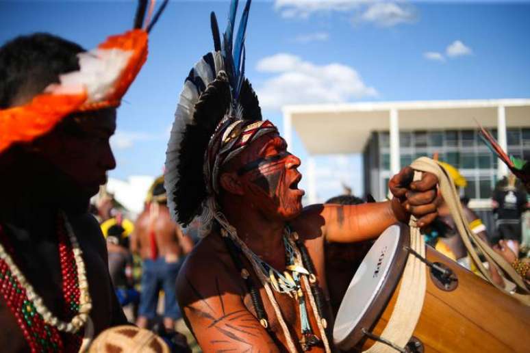 Indígenas promovem manifestação na Praça dos Três Poderes no dia em que o STF decidiu sobre a constitucionalidade da tese do marco temporal para demarcação de terras indígenas