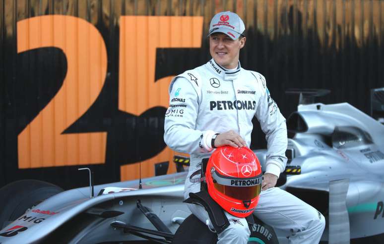 Michael Schumacher em sessão de fotos no GP de Valencia, Espanha, em 2010 
