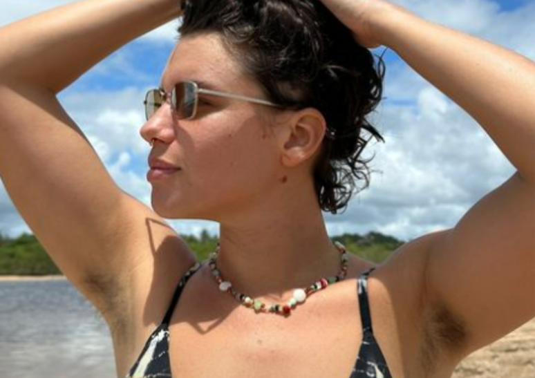 Bruna Linzmeyer não esconde os pelos do corpo nas fotos