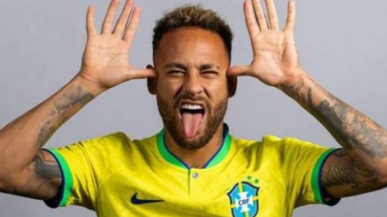 Injured, Neymar throws his crutch in the air during a cruise show;  I wait!