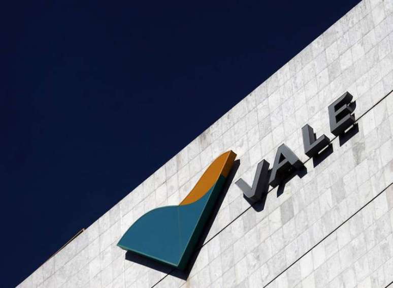 Vale’s board has until January to decide the CEO’s future;  the relationship with governments must weigh