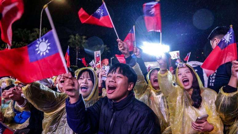 Simpatizantes do KMT em comício recente: campanha do partido se baseia na promessa de garantir paz com governo de Pequim