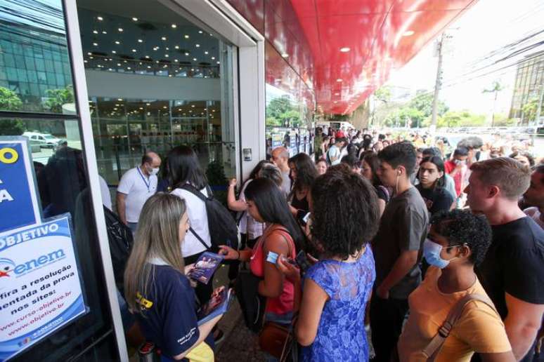 Candidatos chegam em local de prova do Enem, em São Paulo