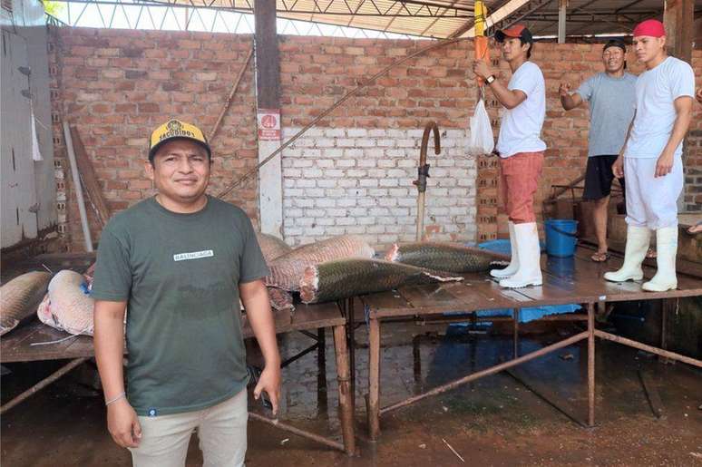 Edson Suzano (esq.) diz que pirarucu tem preço acessível para população local