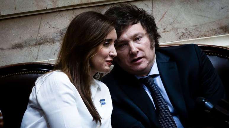 Como deputados do A Liberdade Avan&ccedil;a, Milei e sua atual vice-presidente, Victoria Villarruel, votaram a favor da elimina&ccedil;&atilde;o do imposto de renda, que foi revogado