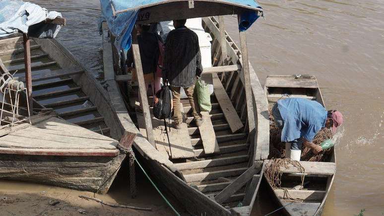 Barco usado para pescar pirarucu no rio Yata, na Amazônia boliviana