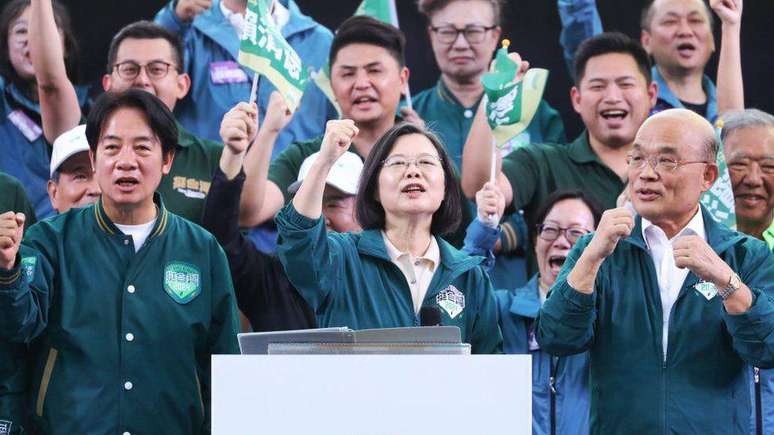 Presidente Tsai Ing-wen, com seu vice-presidente e candidato à presidência, William Lai (esq.), em um comício eleitoral em novembro