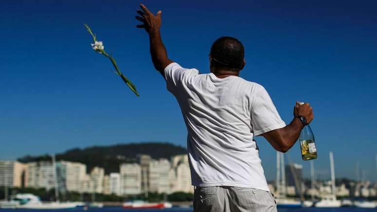 Usar roupas brancas na festa de Ano Novo se tornou comum no Brasil na d&eacute;cada de 1970