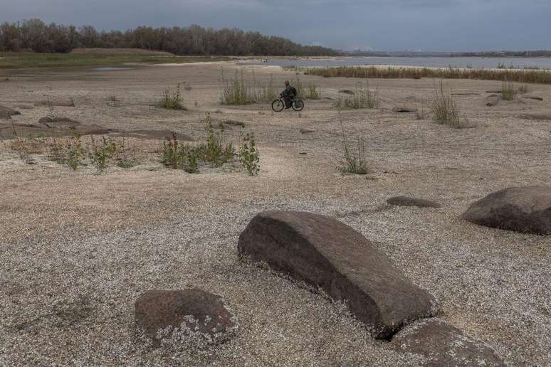 N&iacute;vel da &aacute;gua do reservat&oacute;rio de Nova Kajovka caiu drasticamente ap&oacute;s destrui&ccedil;&atilde;o da barragem, causando significativos danos ecol&oacute;gicos