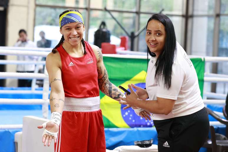 Beatriz Ferreira e Suelen Souza antes da final do Campeonato Mundial de Boxe. (Foto: IBA Boxing)