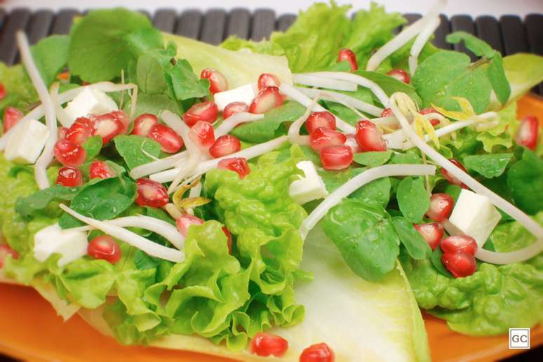 Salada verde com romã | Foto: Guia da Cozinha