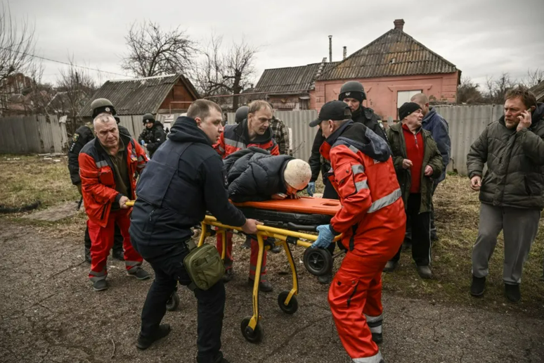 Paramédicos evacuam pessoa ferida após um ataque com bomba em Kramatorsk