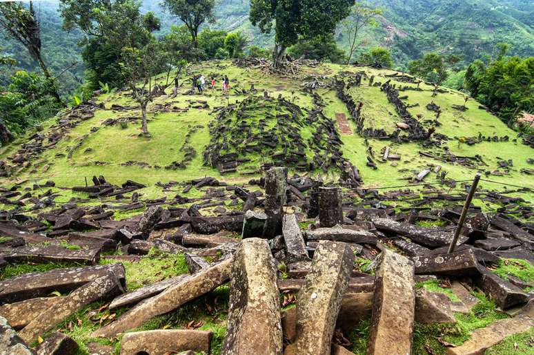 Gunung Padang, a pirâmide indonésia, pode ser a mais antiga do mundo, mas há muita polêmica e debate sobre o tema (Imagem: RaiyaniM/CC-BY-SA-4.0)